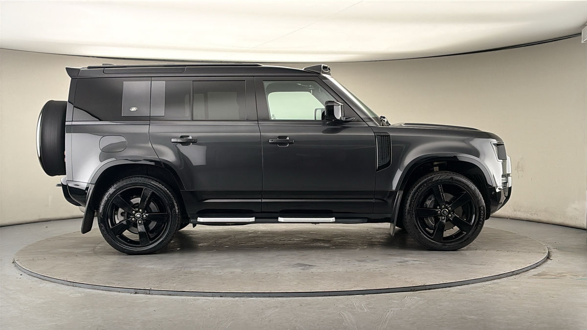 Land Rover Defender 110 Image 16