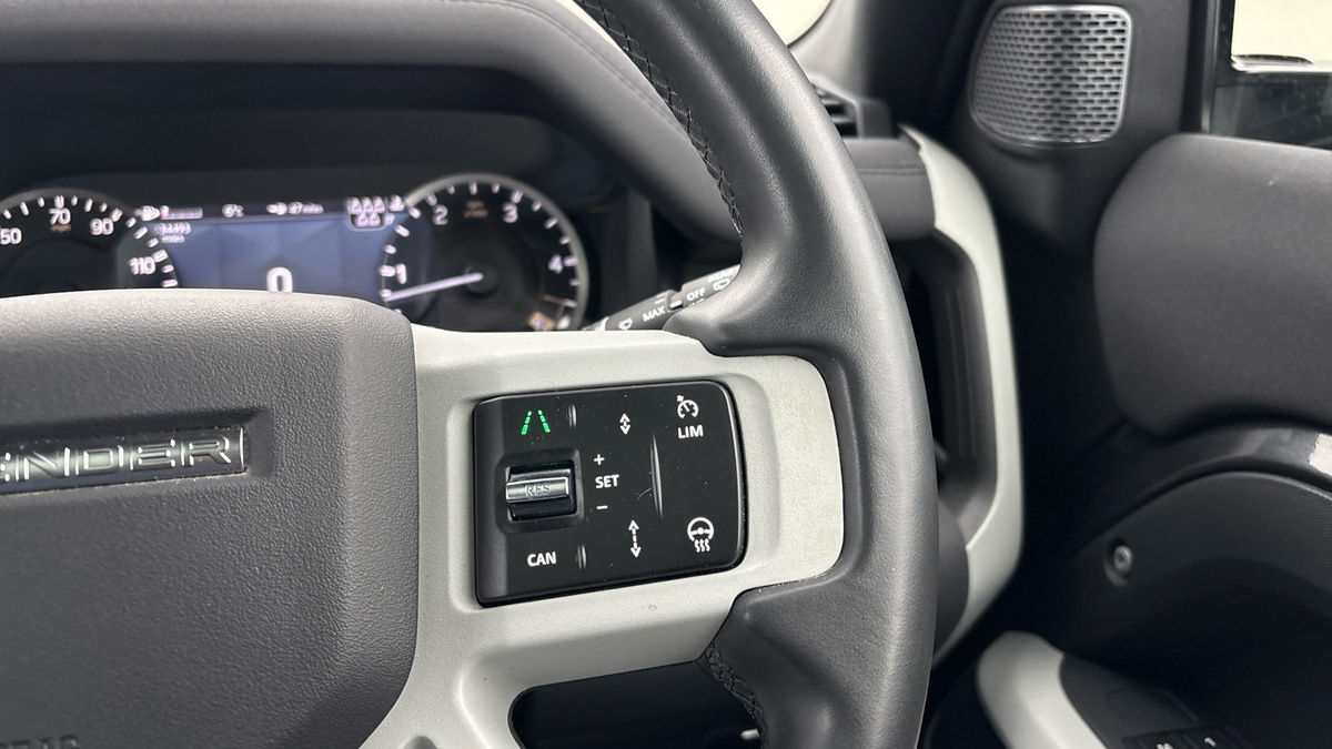 Land Rover Defender 110 Image 14