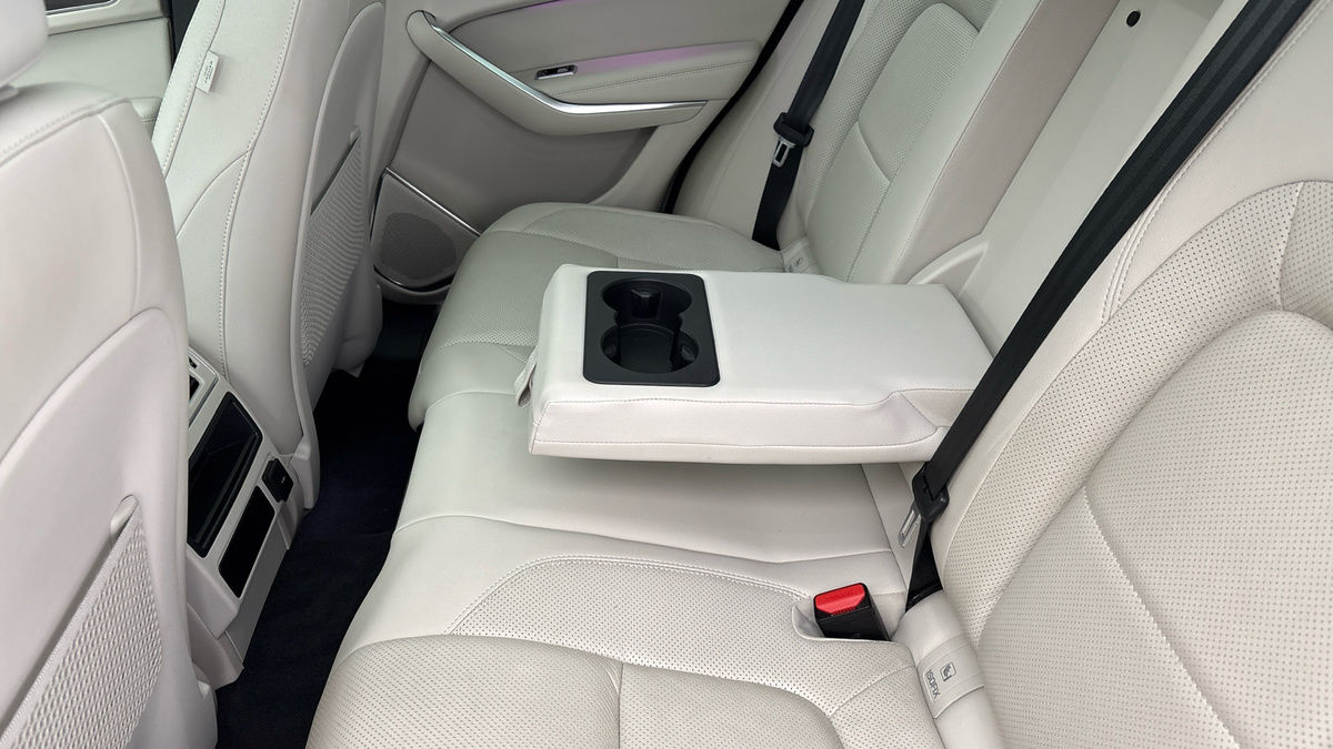 Jaguar F-PACE Image 9