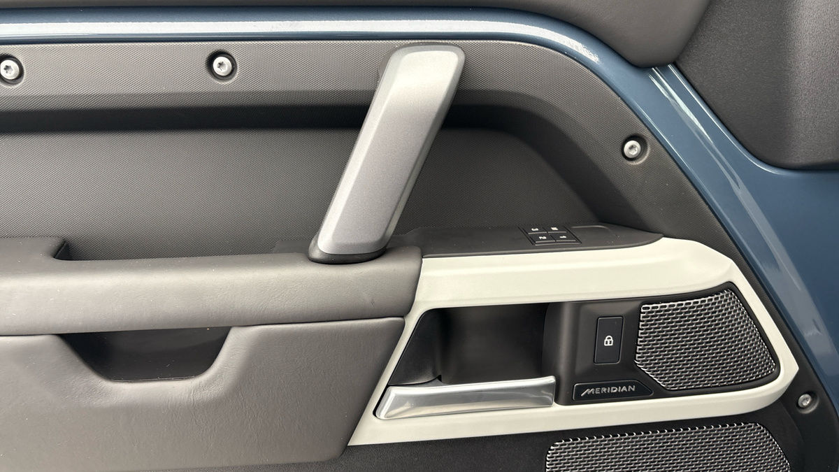 Land Rover Defender 110 Image 19