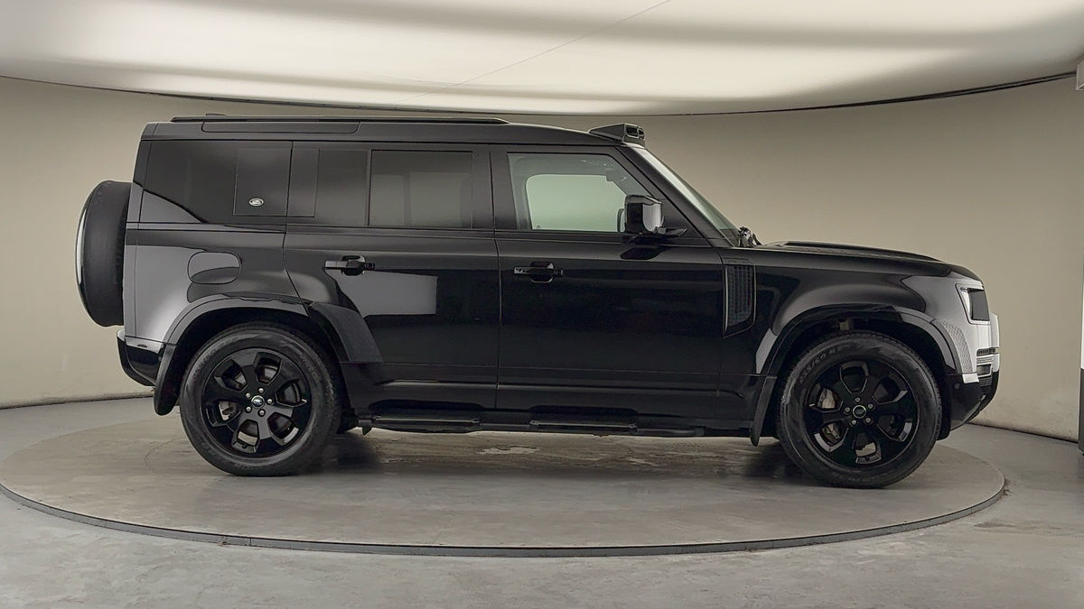 Land Rover Defender 110 Image 16