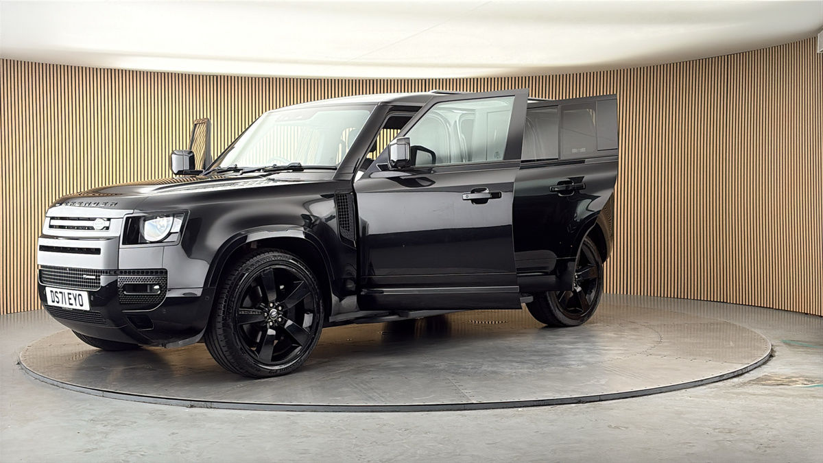 Land Rover Defender 110 Image 22