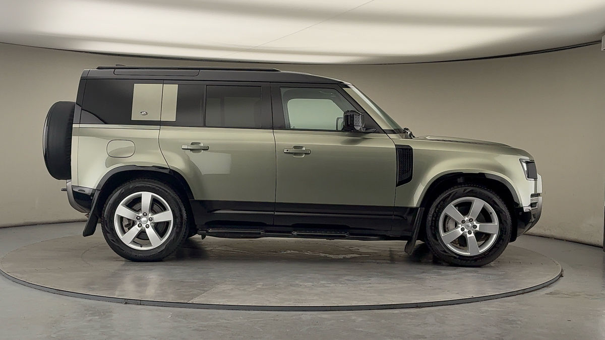 Land Rover Defender 110 Image 16