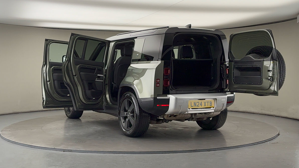 Land Rover Defender 110 Image 23