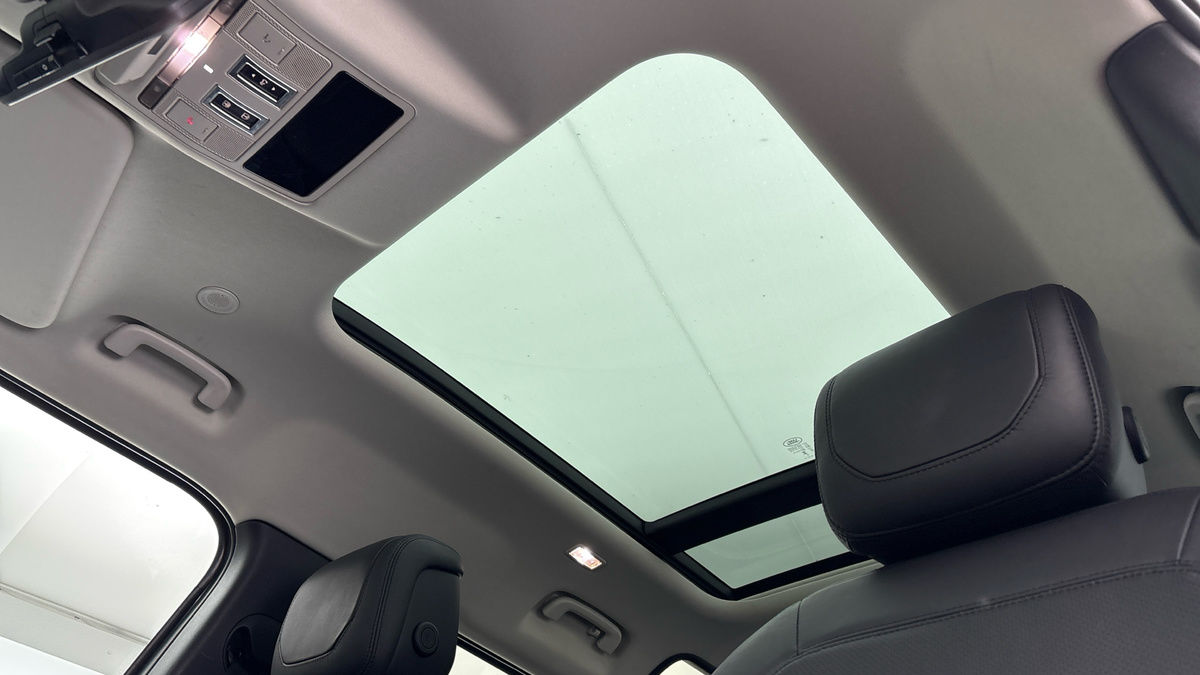 Land Rover Defender 110 Image 6