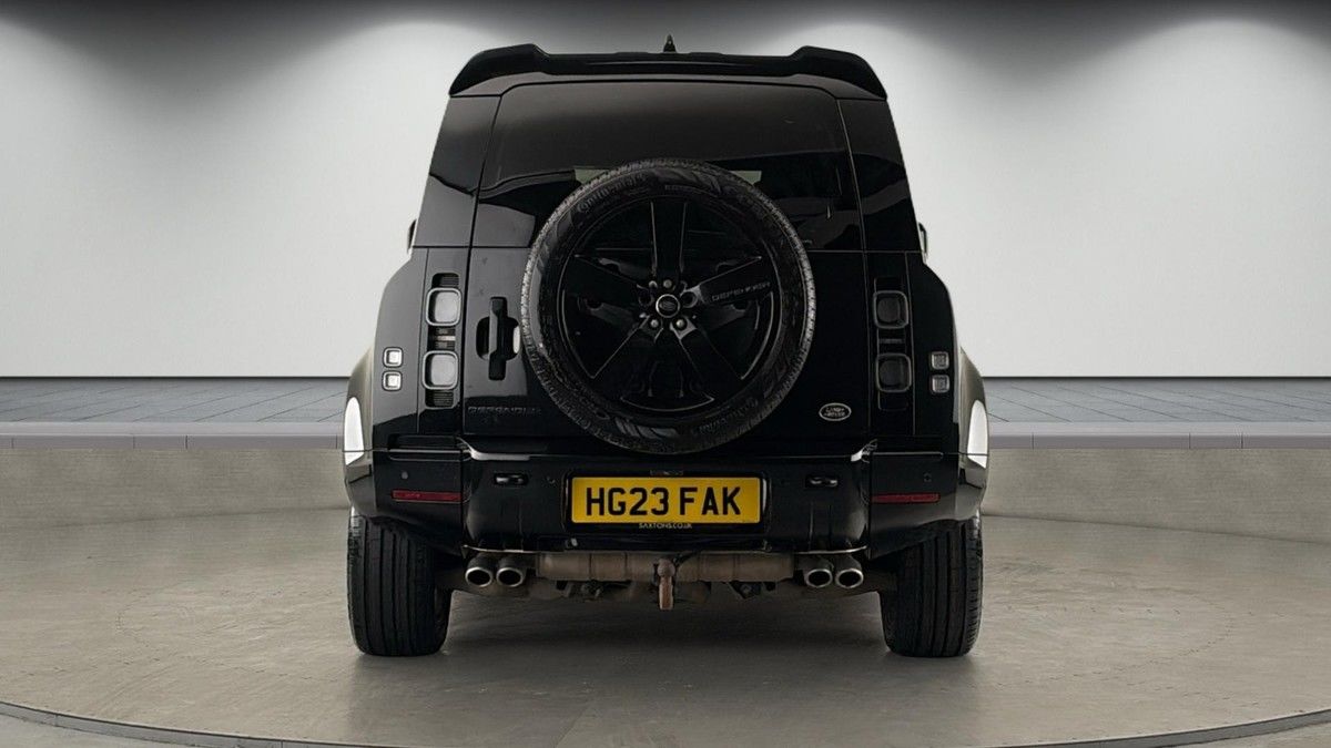 Land Rover Defender 110 Image 4