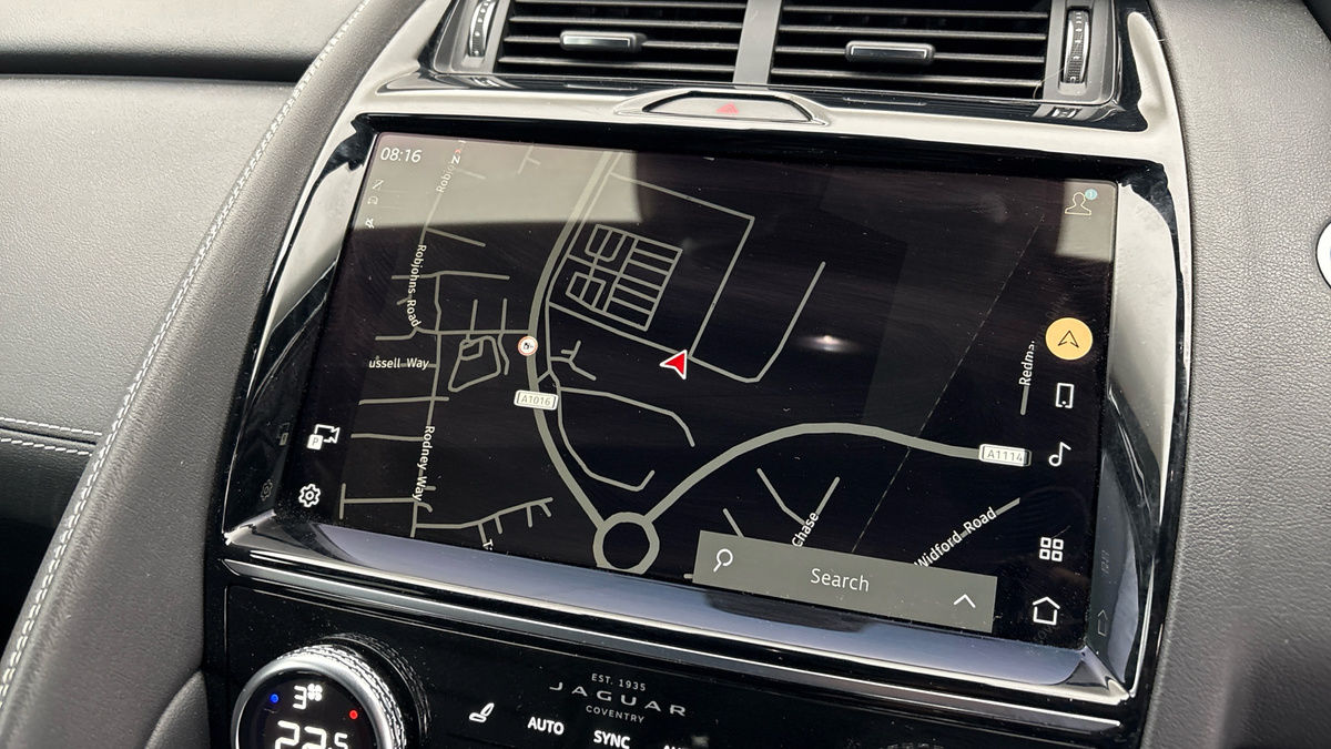 Jaguar E-PACE Image 17