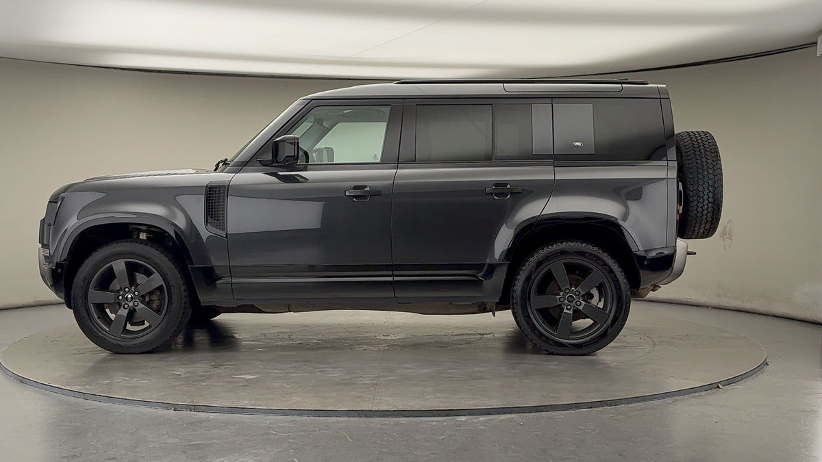 Land Rover Defender 110 Image 15