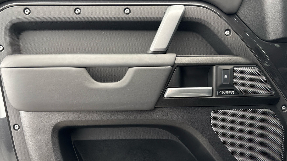 Land Rover Defender 110 Image 19