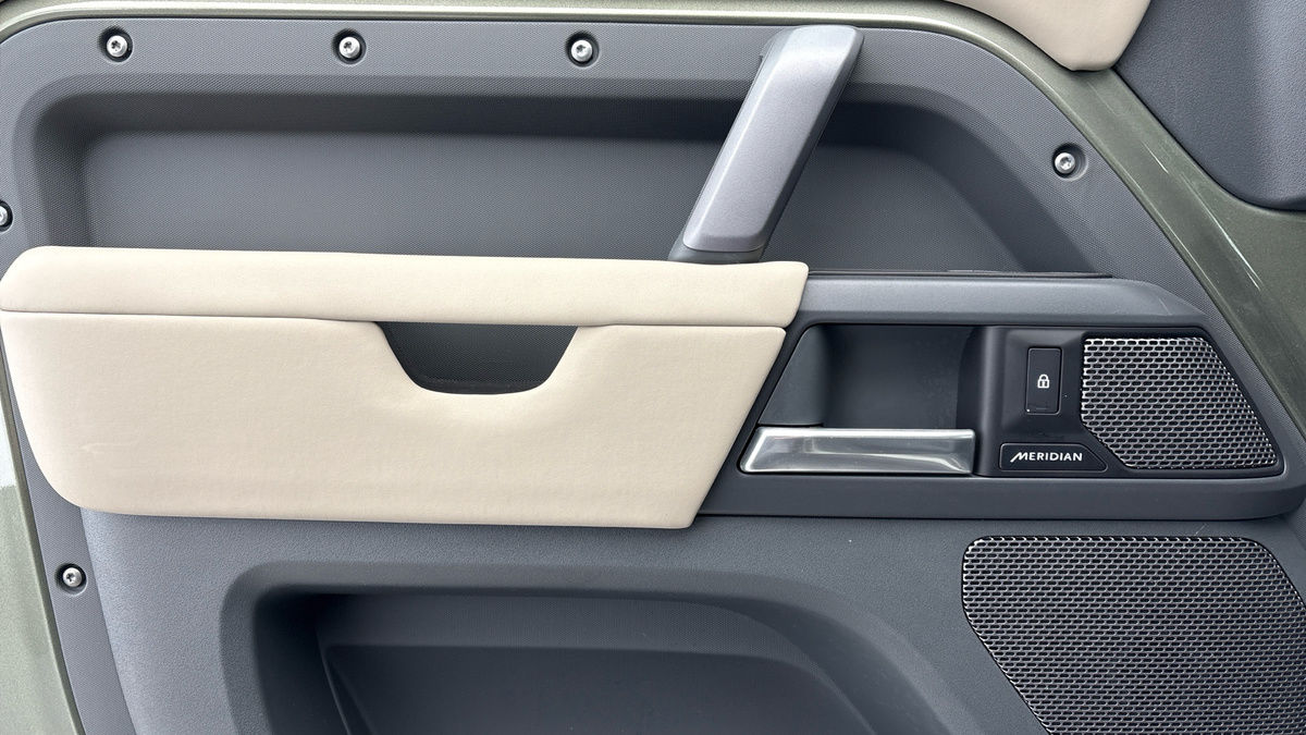 Land Rover Defender 110 Image 19