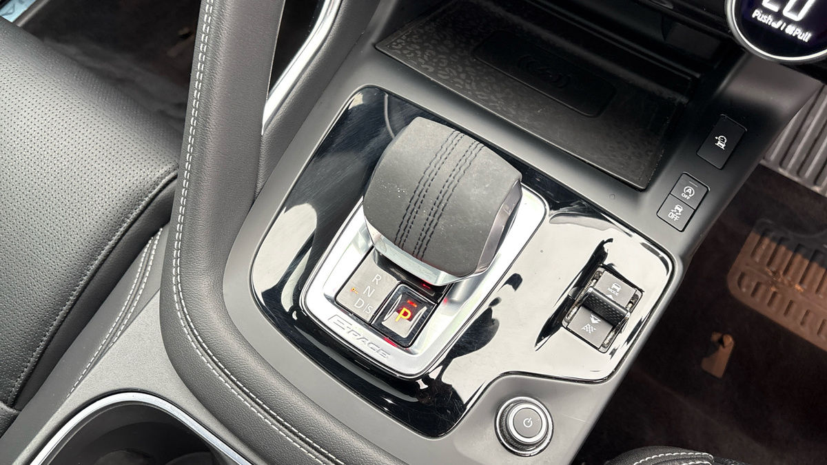 Jaguar E-PACE Image 49