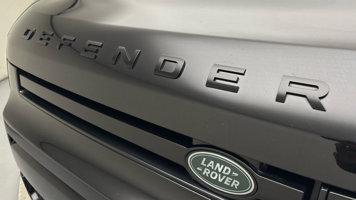 Land Rover Defender 110 Image 24