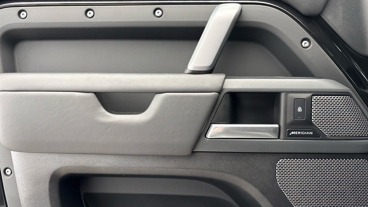 Land Rover Defender 110 Image 19