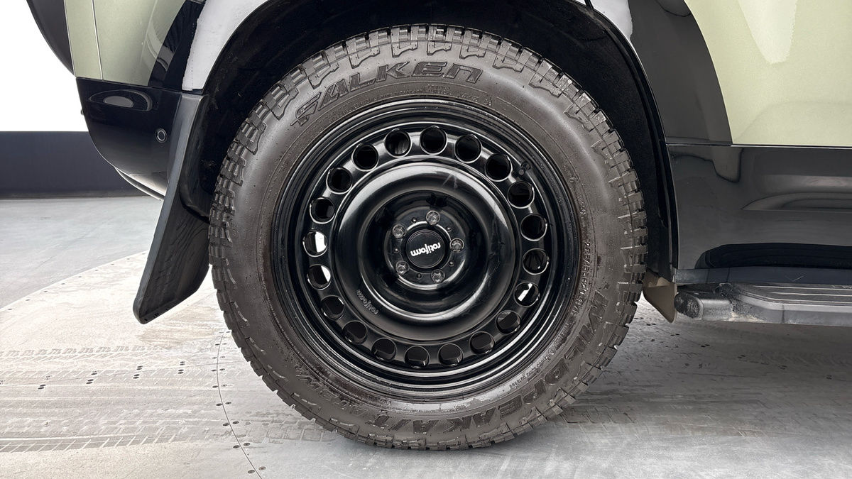 Land Rover Defender 110 Image 10