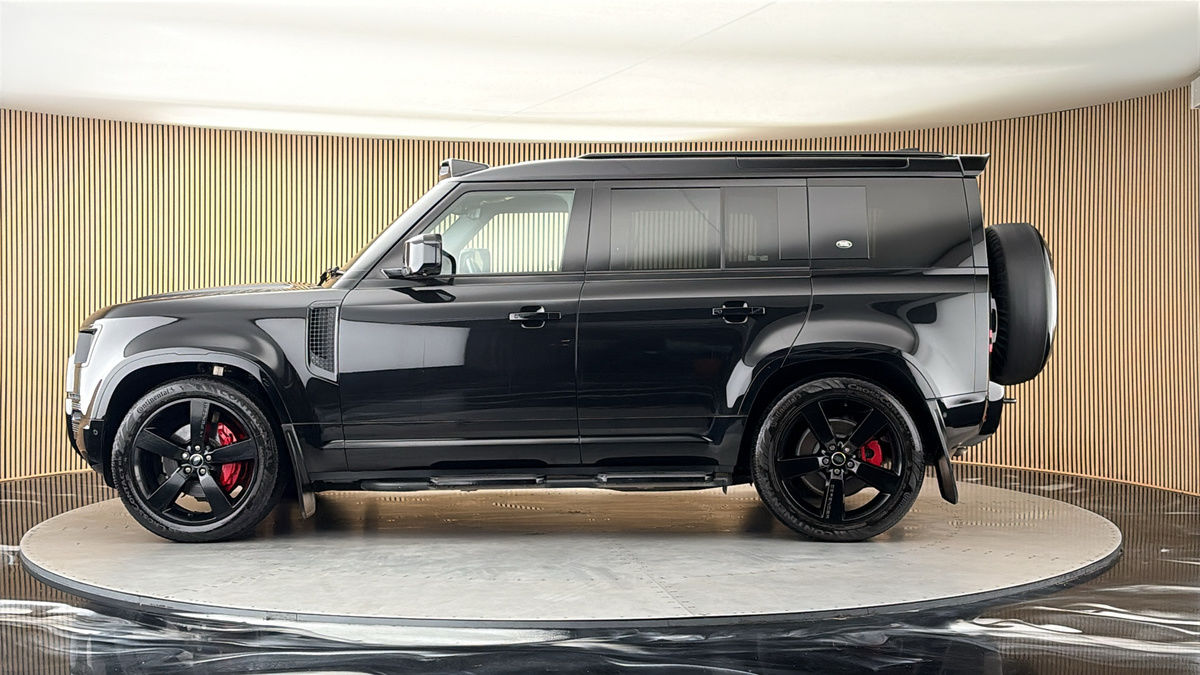Land Rover Defender 110 Image 15