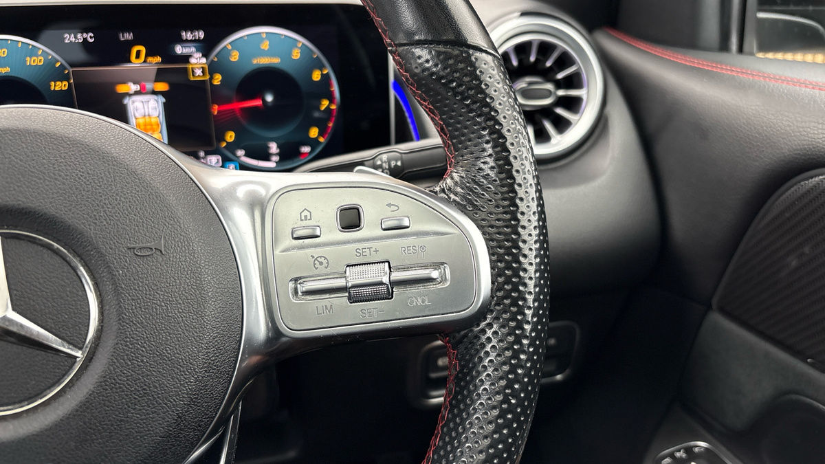 Mercedes-Benz GLB Image 14
