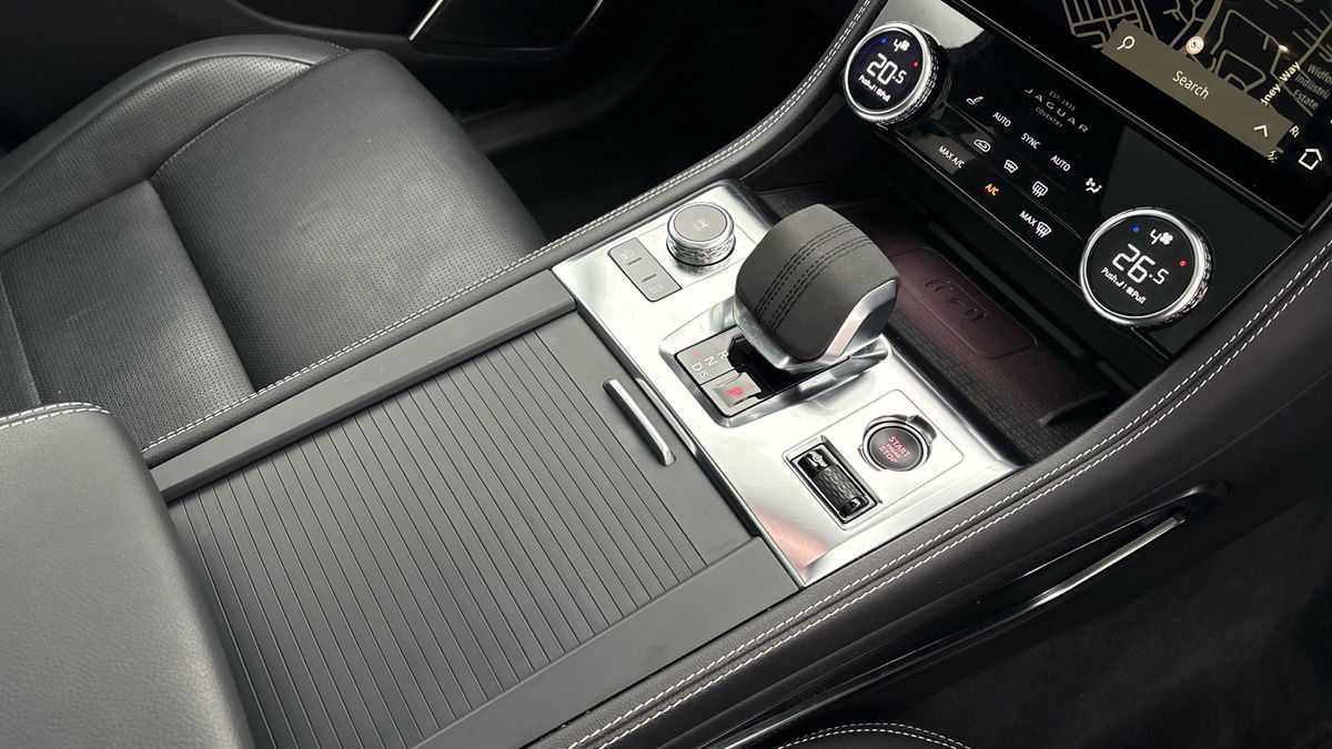 Jaguar F-PACE Image 18