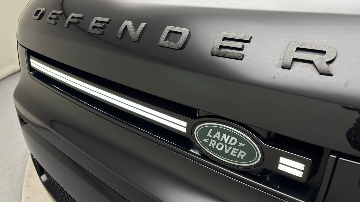 Land Rover Defender 110 Image 24