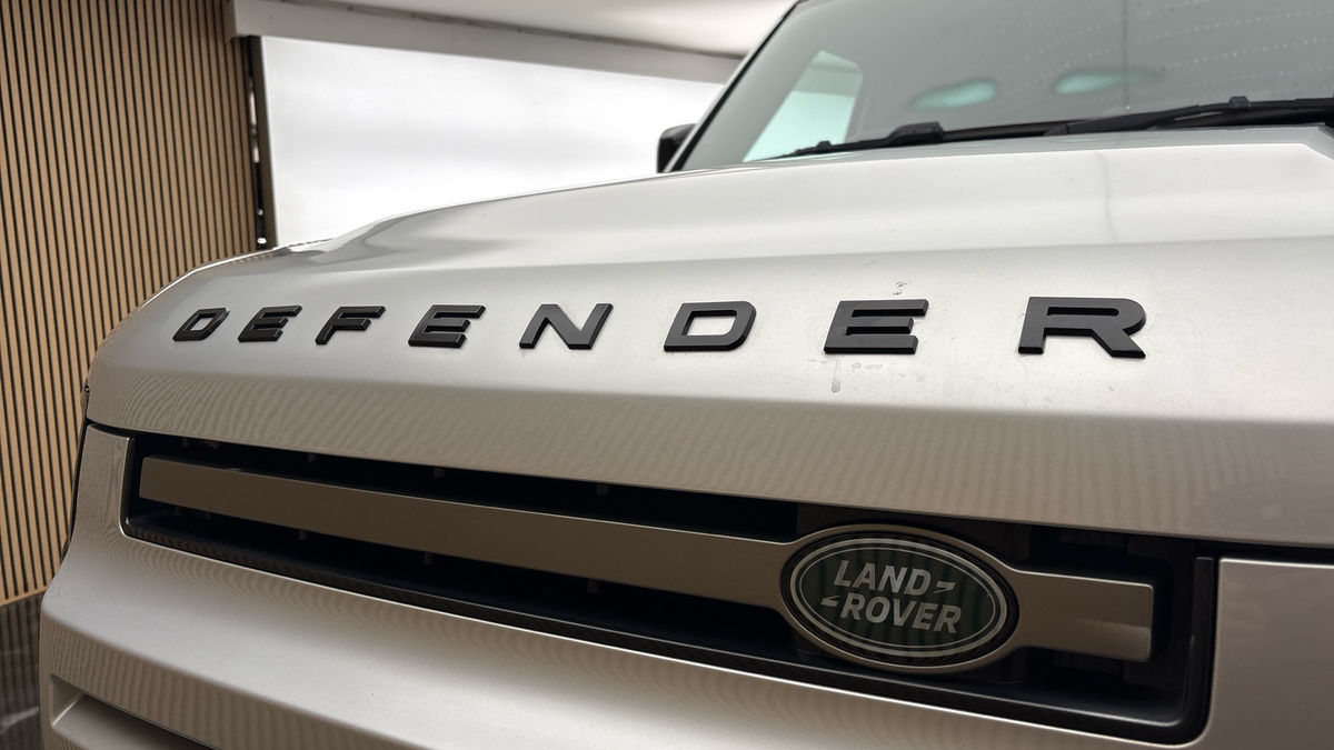 Land Rover Defender 110 Image 24