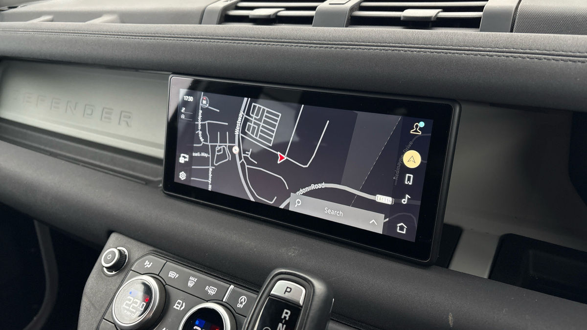 Land Rover Defender 110 Image 17