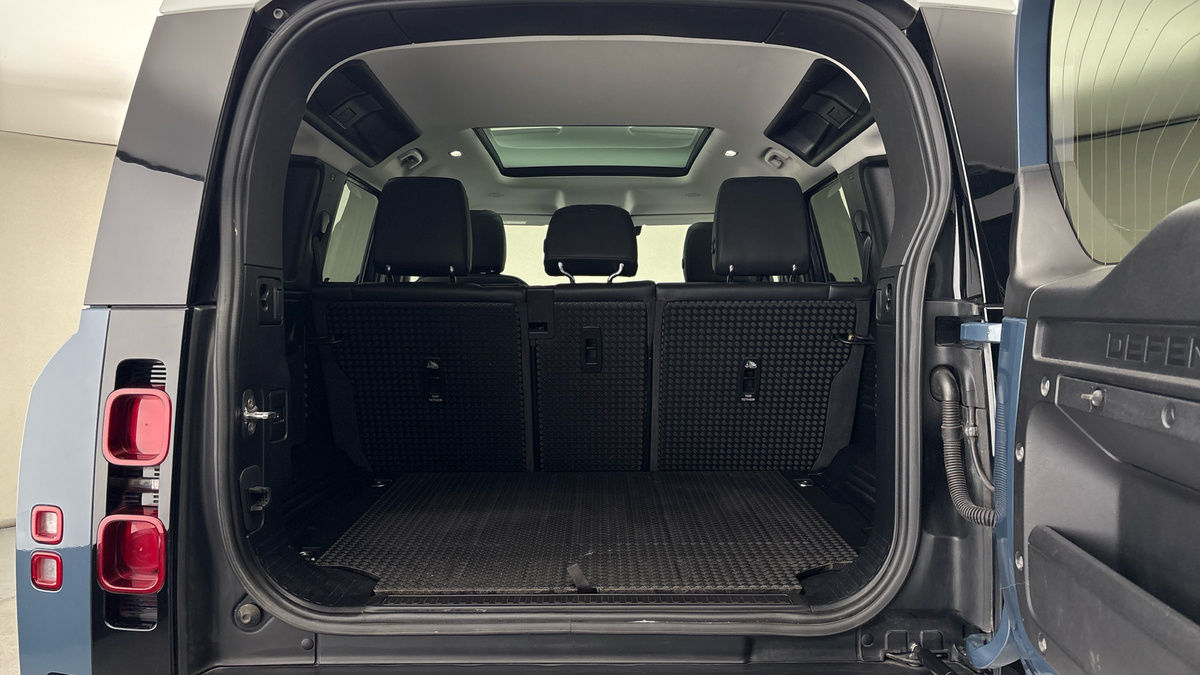 Land Rover Defender 110 Image 11
