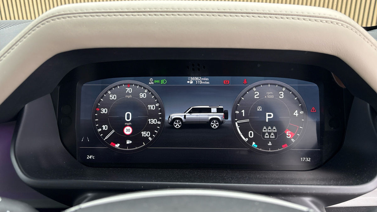 Land Rover Defender 110 Image 26