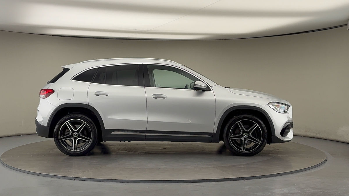Mercedes-Benz GLA Image 16