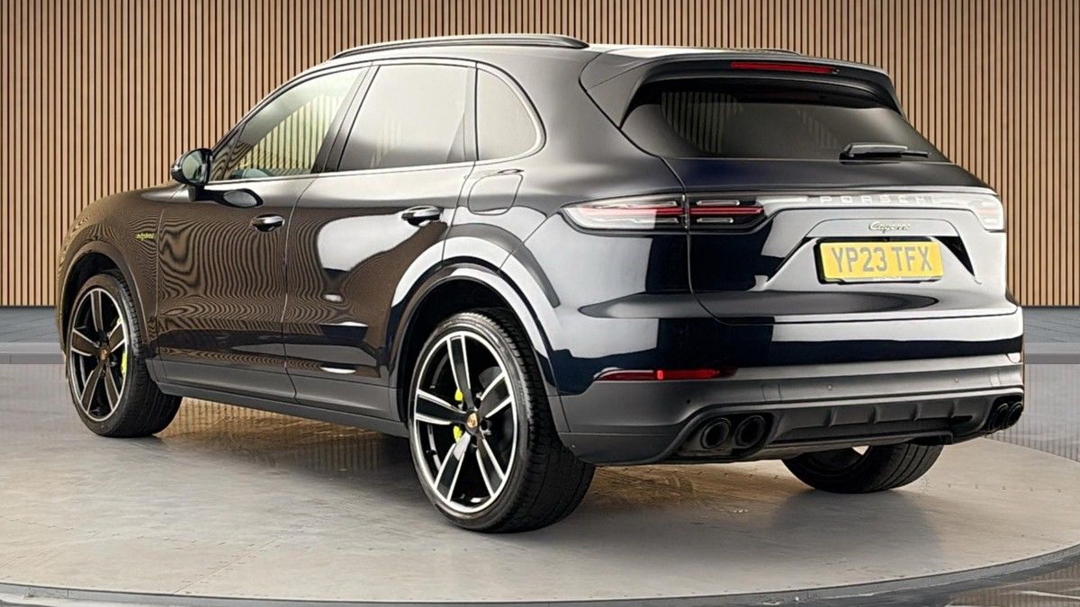 Porsche Cayenne Image 2