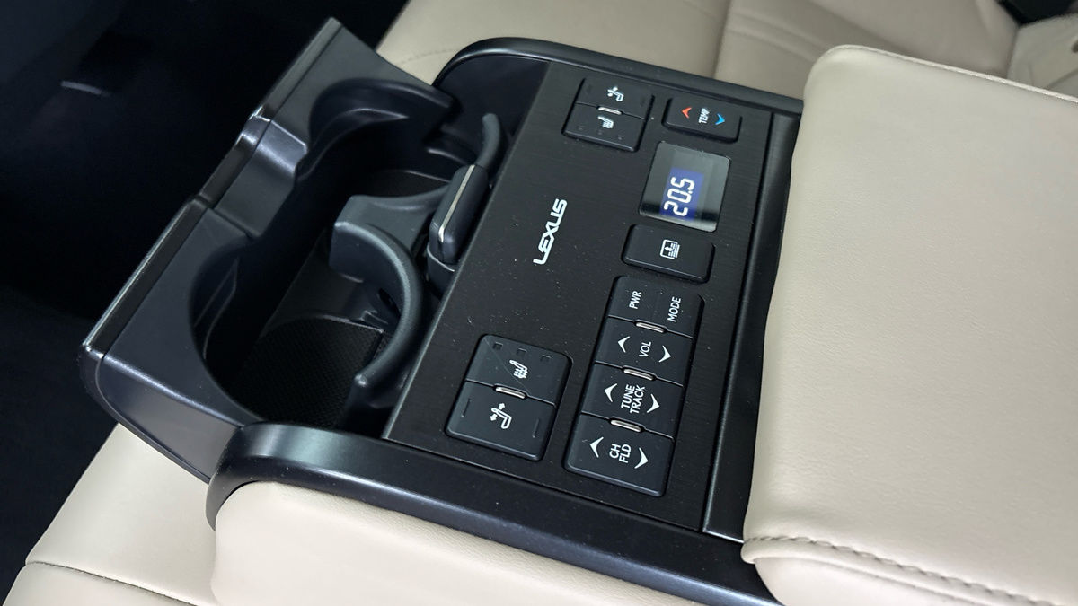 Lexus ES Image 38