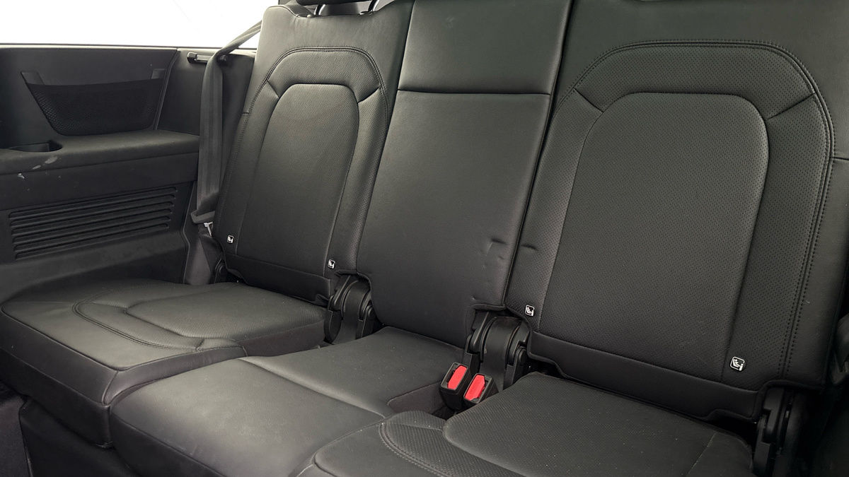 Land Rover Defender 130 Image 30