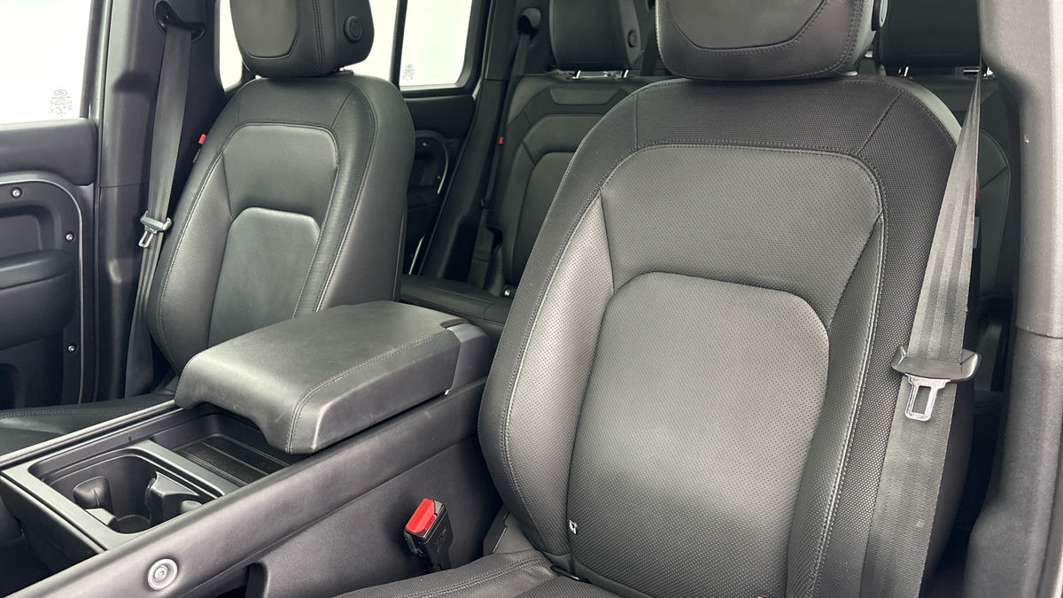 Land Rover Defender 110 Image 7