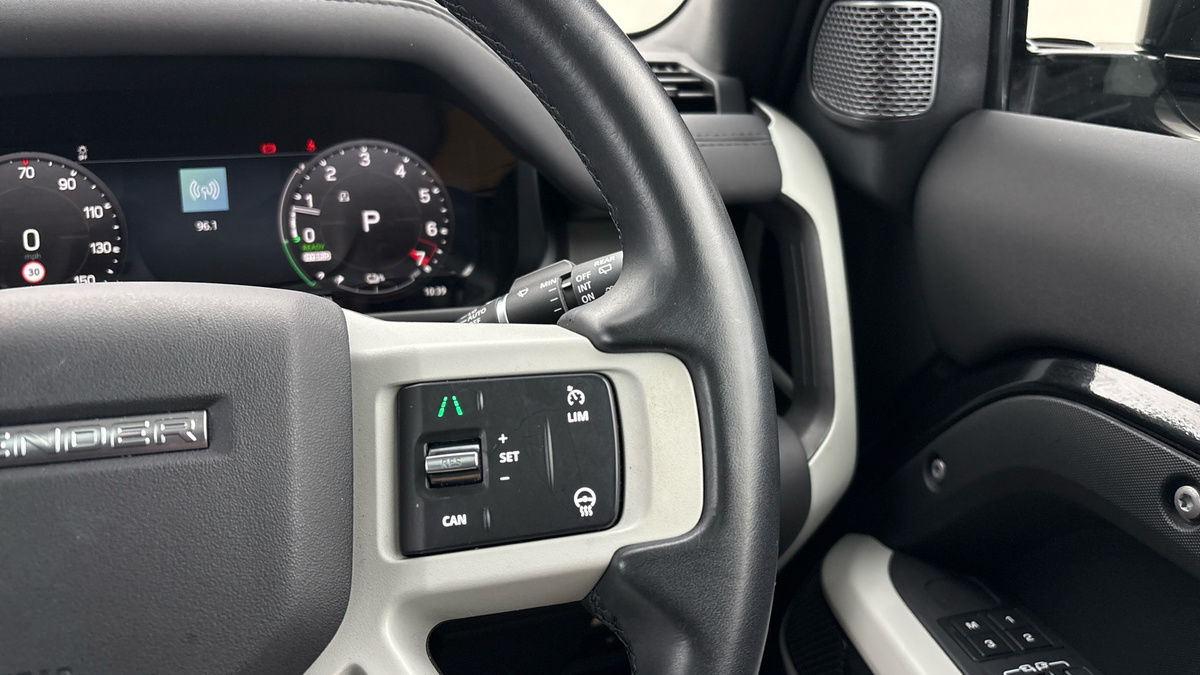 Land Rover Defender 110 Image 14