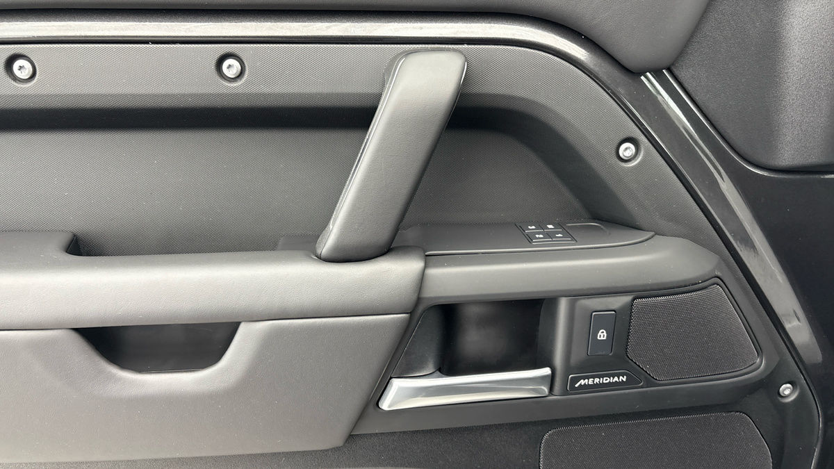 Land Rover Defender 110 Urban Image 19