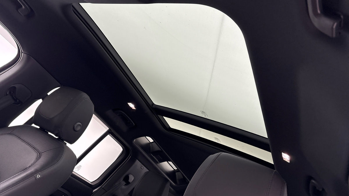 Land Rover Defender 110 Image 6