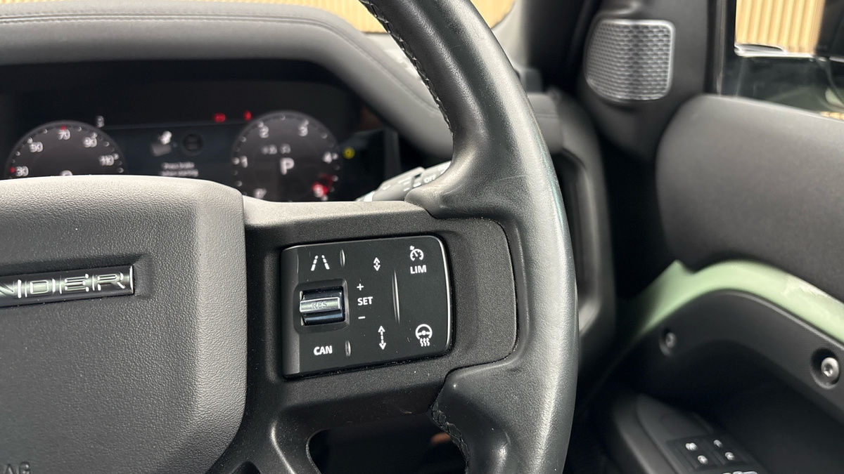 Land Rover Defender 110 Image 14