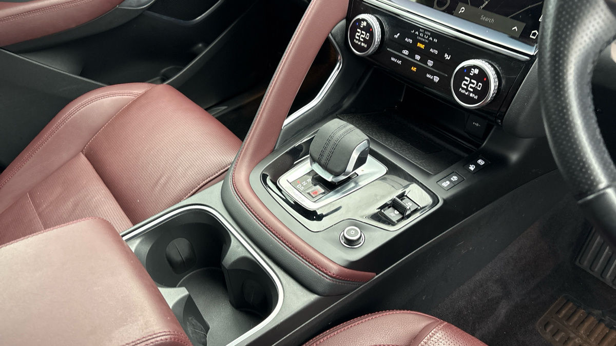 Jaguar E-PACE Image 18