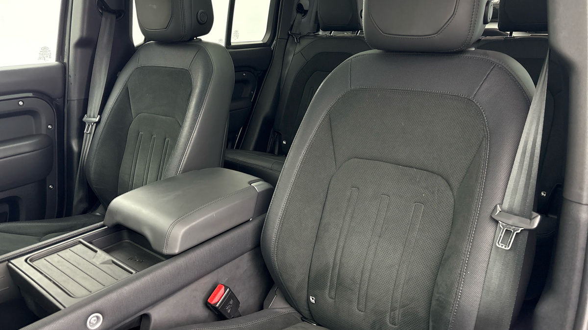 Land Rover Defender 110 Image 7