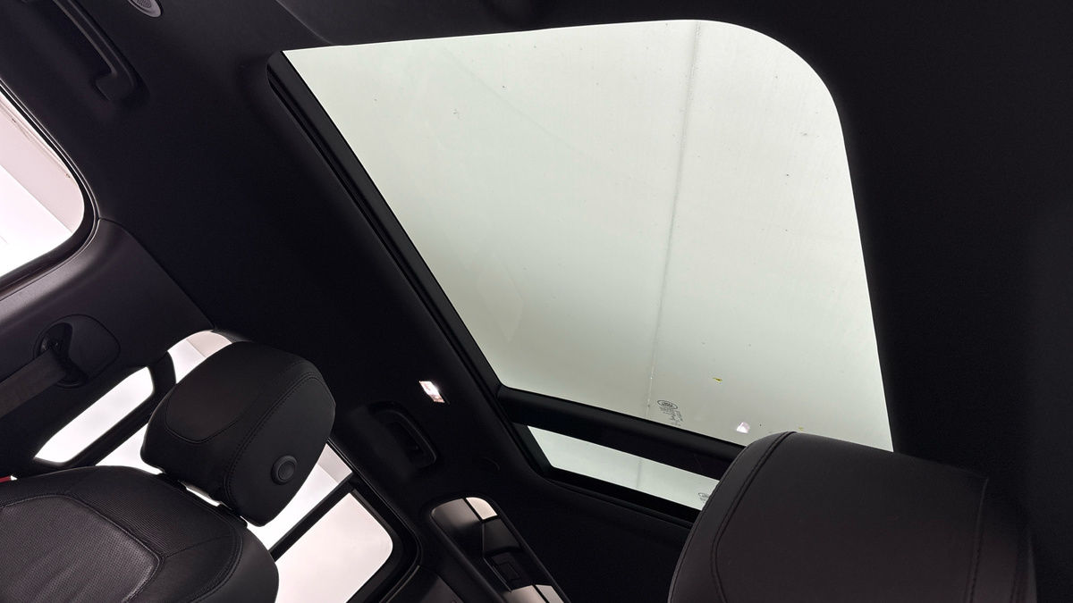 Land Rover Defender 110 Image 6