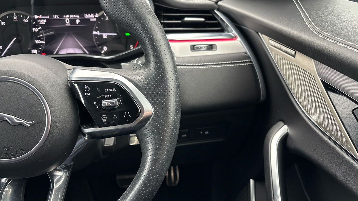 Jaguar F-PACE Image 14