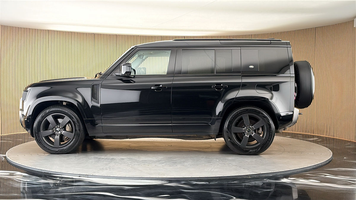 Land Rover Defender 110 Image 15