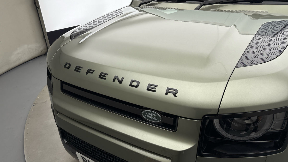 Land Rover Defender 110 Image 24