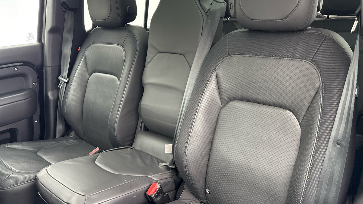 Land Rover Defender 110 Image 7