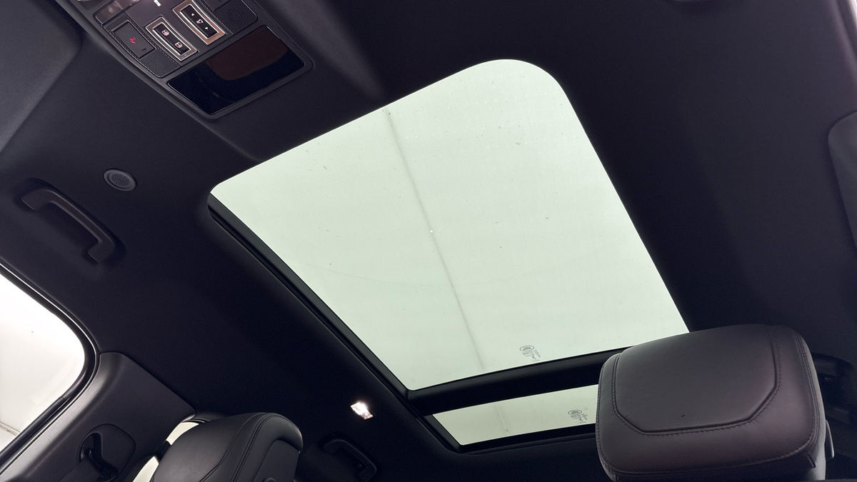 Land Rover Defender 110 Image 6