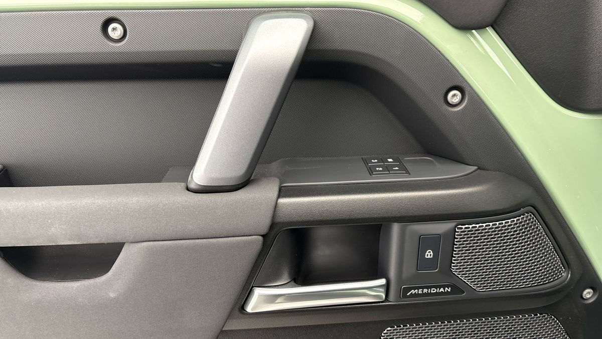 Land Rover Defender 90 Image 19