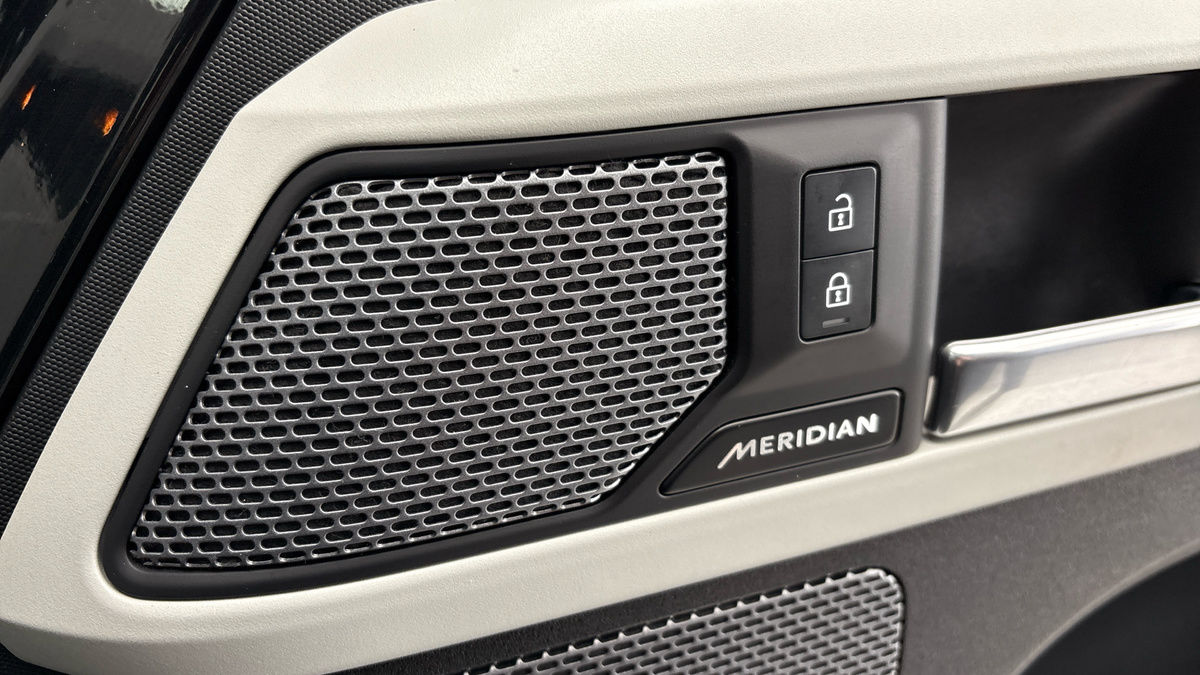 Land Rover Defender 110 Image 25