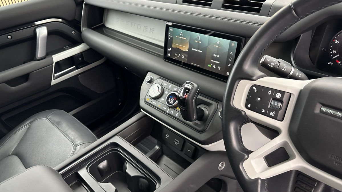Land Rover Defender 110 Image 18
