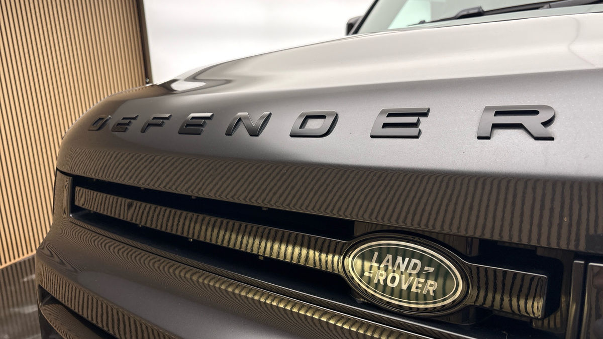 Land Rover Defender 110 Image 24