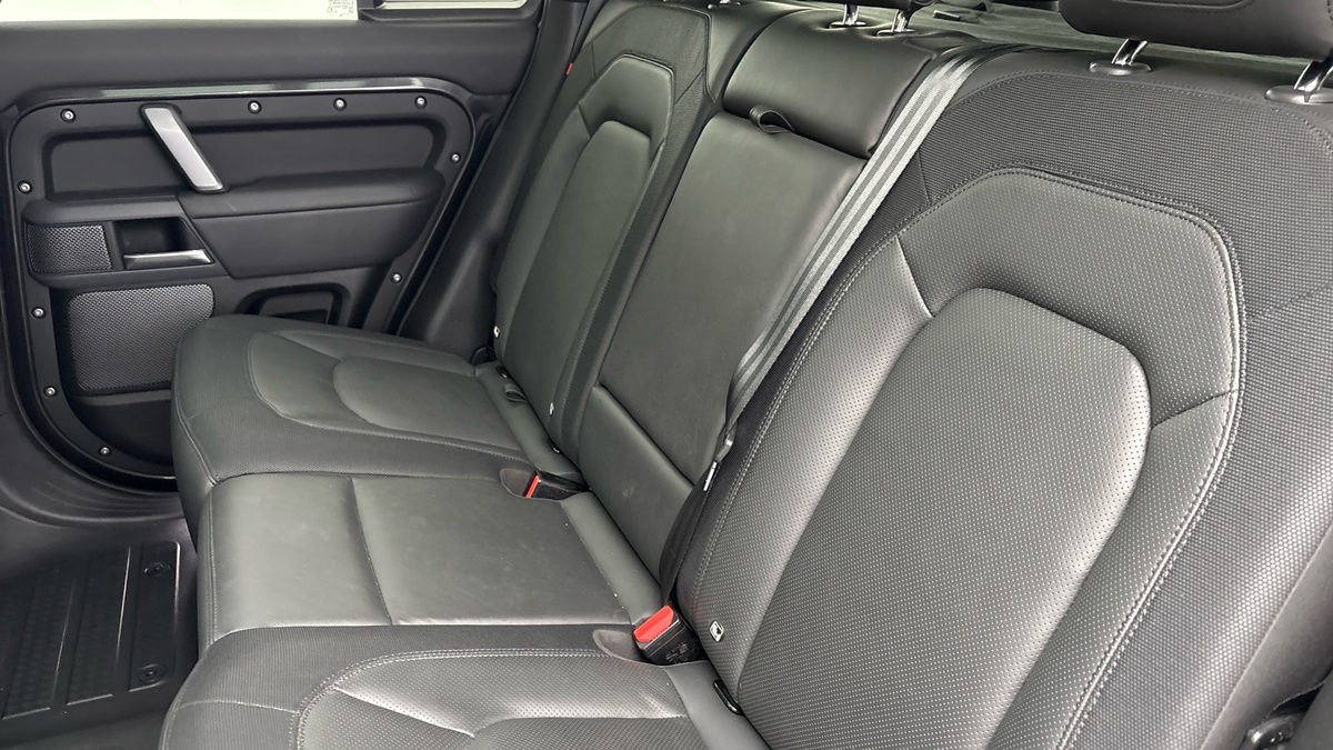 Land Rover Defender 110 Image 8