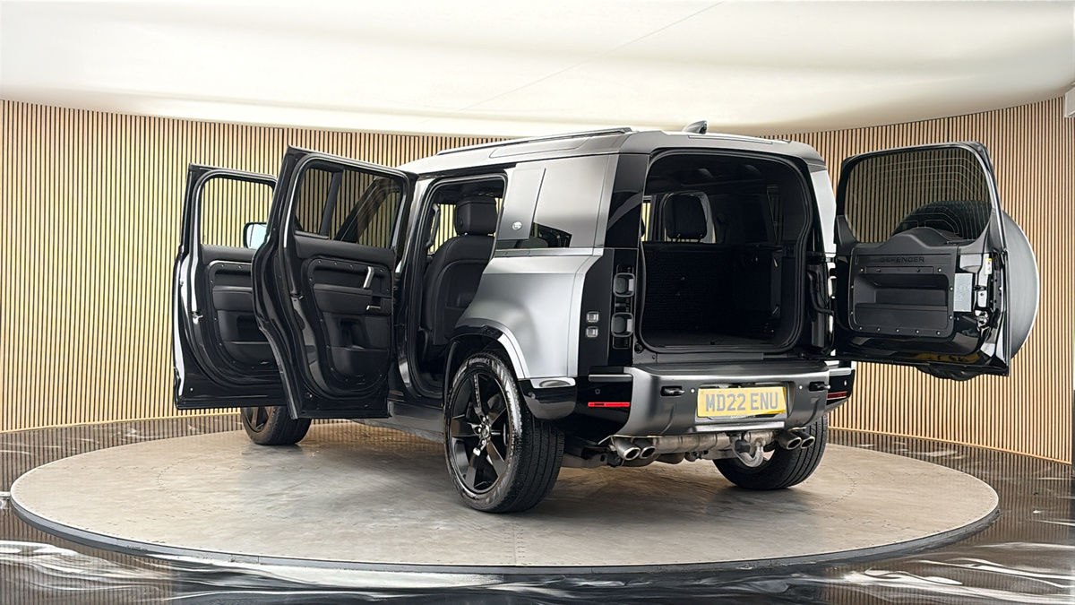 Land Rover Defender 110 Image 23