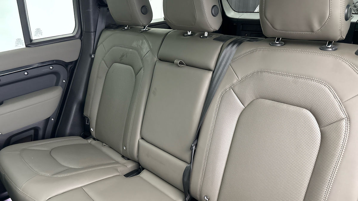 Land Rover Defender 110 Image 8